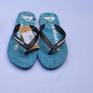 QUIKSILVER BOY FLIP FLOPS COLOR BLUE SIZE 4.